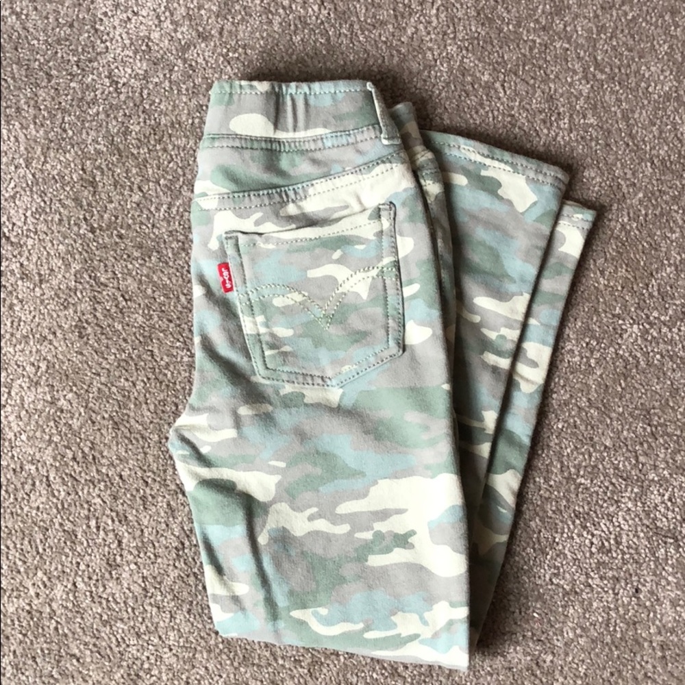 Levi’s pull on camo pant